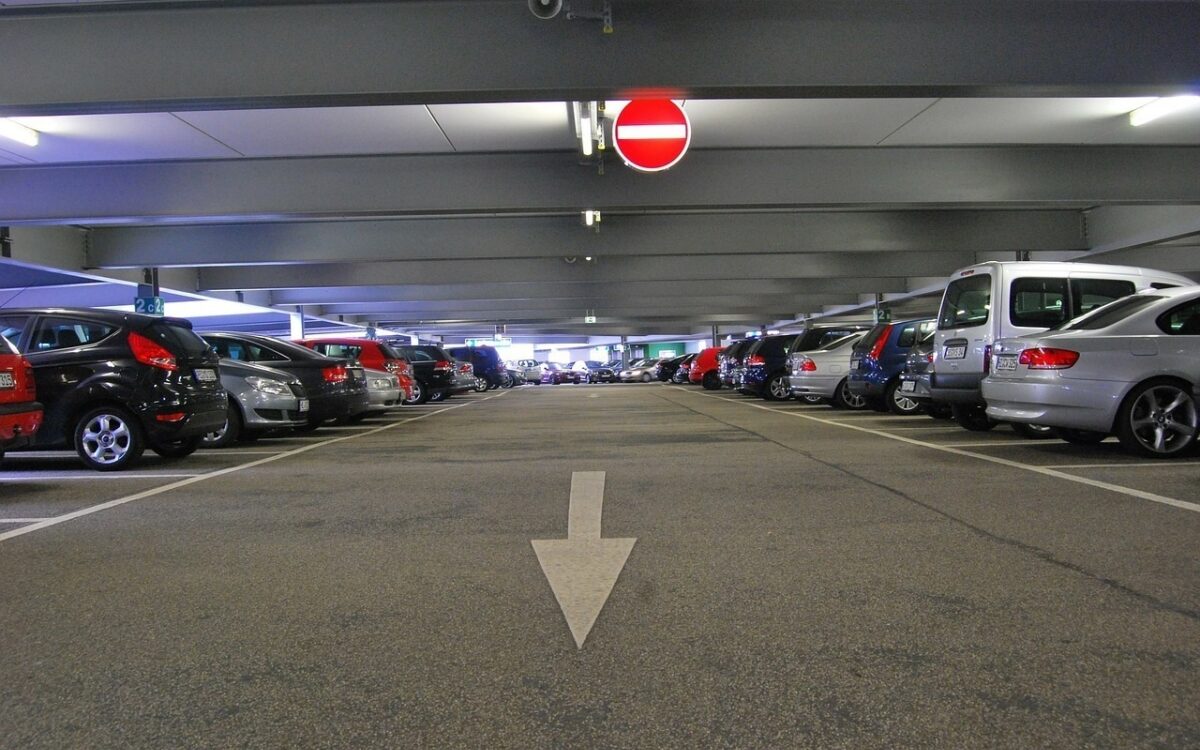 Autos parken in einer Tiefgarage Autos parken in einer Tiefgarage